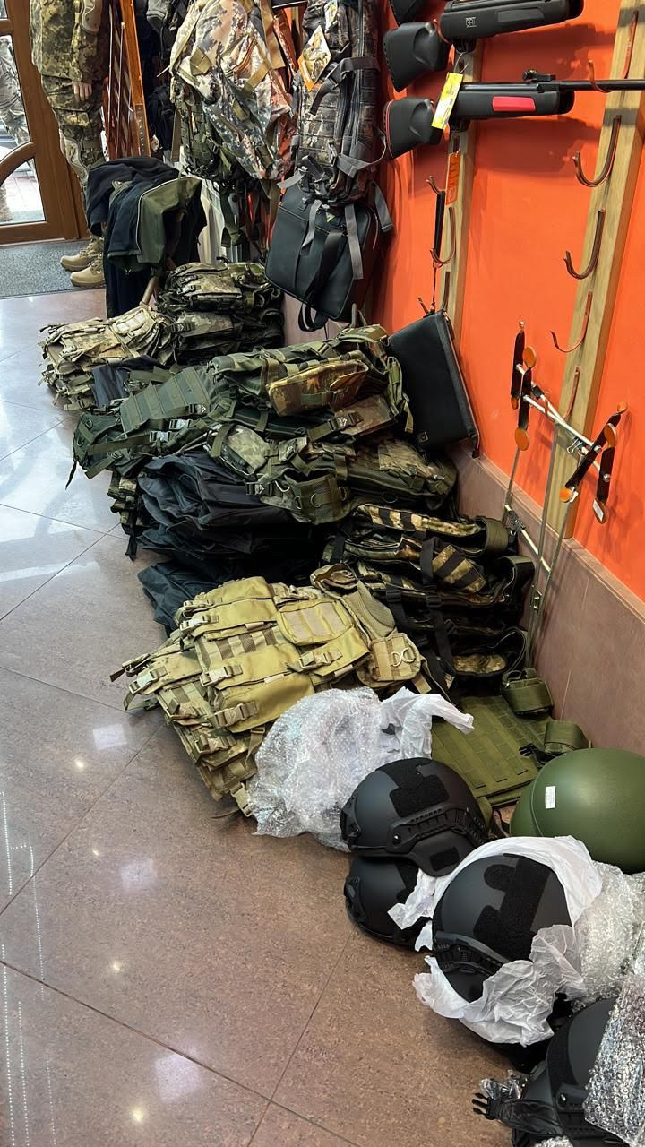 Правоохранители изъяли из магазинов Черкасской и Николаевской областей товары военного назначения на сумму в 5 млн грн, - Офис генпрокурора 06