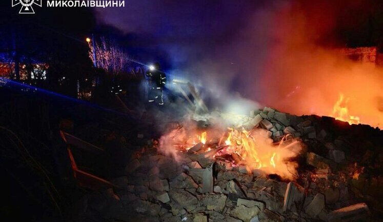 Атака "шахедів" на Миколаїв: рятувальники приборкали пожежі та показали наслідки обстрілу. ВІДЕО+ФОТОрепортаж