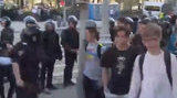 "Мы шли в Tiffany кольца выбирать, у нас свадьба скоро": в Москве полиция задержала жениха, проходящего мимо акции "Он нам не царь". ВИДЕО