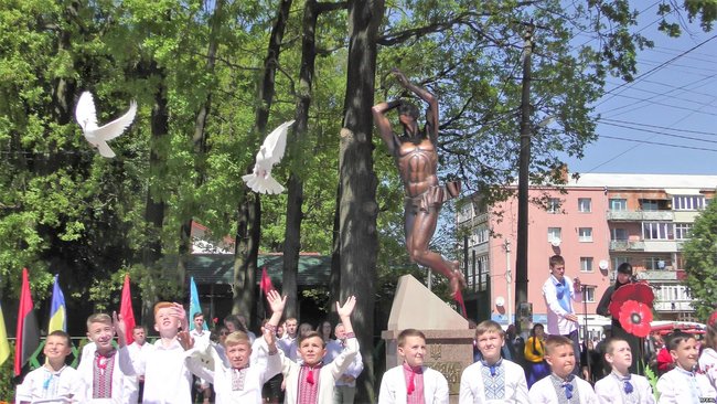 Памятник Героям Небесної сотні відкрили на Рівненщині 02