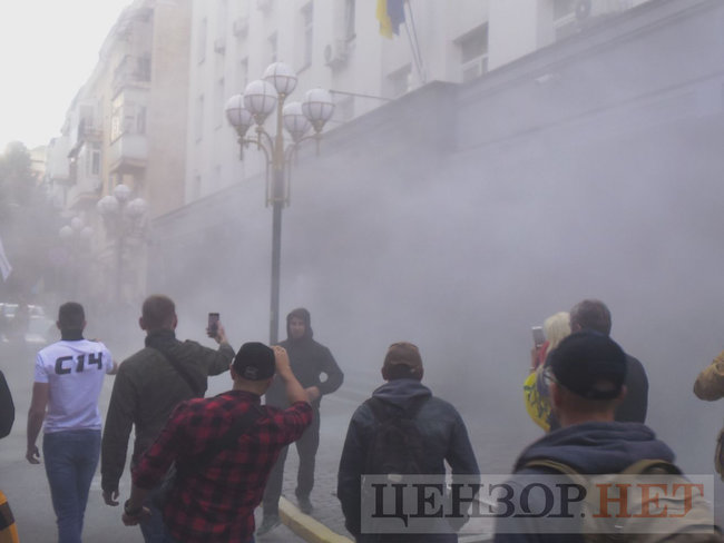 Під час мітингу під ГПУ проти екстрадиції в РФ Тумгоєва сталися сутички: мітингувальники бють вікна, їх у відповідь поливають водою зі шлангів 34