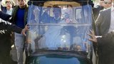 Обстоятельства заставили Каддафи пересесть в мини-авто и сменить хранительниц тела на телохранителей. ФОТОрепортаж