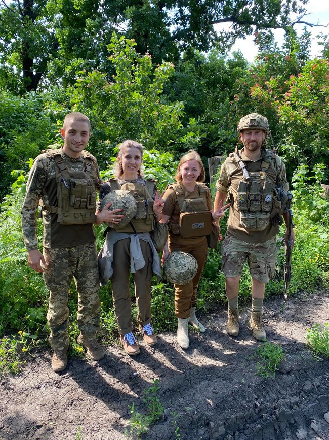 Волонтер Оксана Федків: Бойовий дух воїнів вражає. Але дуже страшно, що на восьмий рік війни наші бійці не мають достатнього забезпечення зброєю та боєприпасами 02