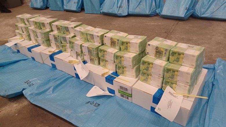 Правительство Венгрии показало захваченную наличность Ощадбанка