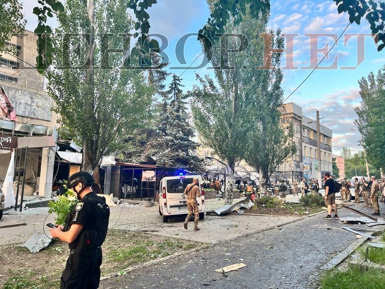 У Краматорську ракета влучила у заклад харчування, 2 особи загинуло, 22 поранено (оновлено) 01