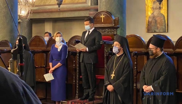 Zelenskyi prays for Ukraine in Istanbul 01