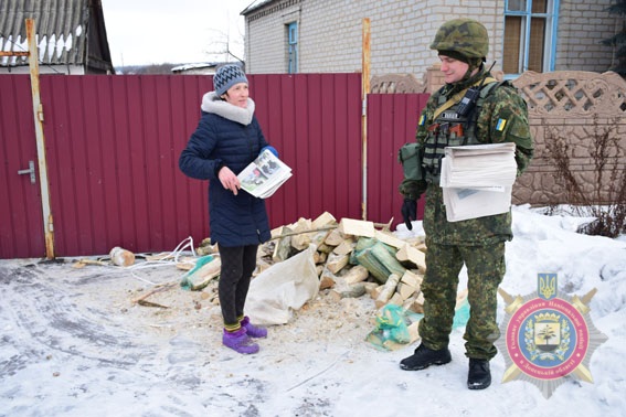Поліція почала поширювати в Авдіївці першу українську газету 08