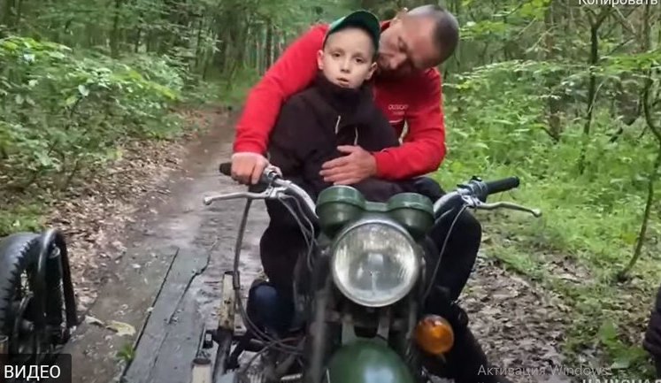 "Сидів біля болота, обіймаючи собаку, і плакав", - знайшли 6-річного хлопчика, який загубився у лісі на Черкащині. ВIДЕО