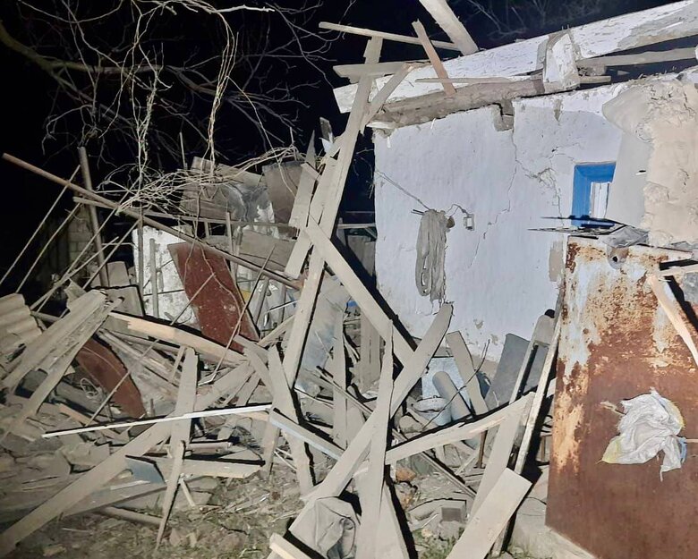 Россияне ночью обстреляли Никопольщину из тяжелой артиллерии, поврежден десяток домов, газопроводы и линия электропередач, люди уцелели, - ОВА 04