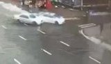 В Киеве водитель "Мерседеса" на евробляхах подрезал полицейский Prius и спровоцировал ДТП с пострадавшим пешеходом. ВИДЕО камер наблюдения