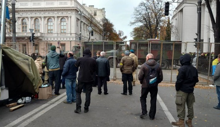 Night was calm in protesters' camp in government quarter: law enforcers mounted new fence at Hrushevskoho Street. PHOTOS