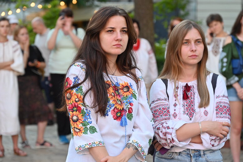 У Києві вшанували пам’ять Андрія Бабінського - воїна 80-ої ОДШБр та засновника Мегамаршу у вишиванках 11