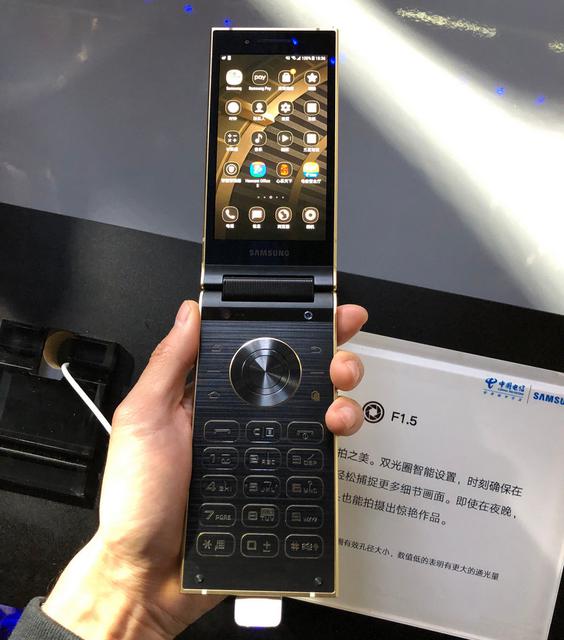 Samsung представила телефон-раскладушку за $2,4 тысячи 03