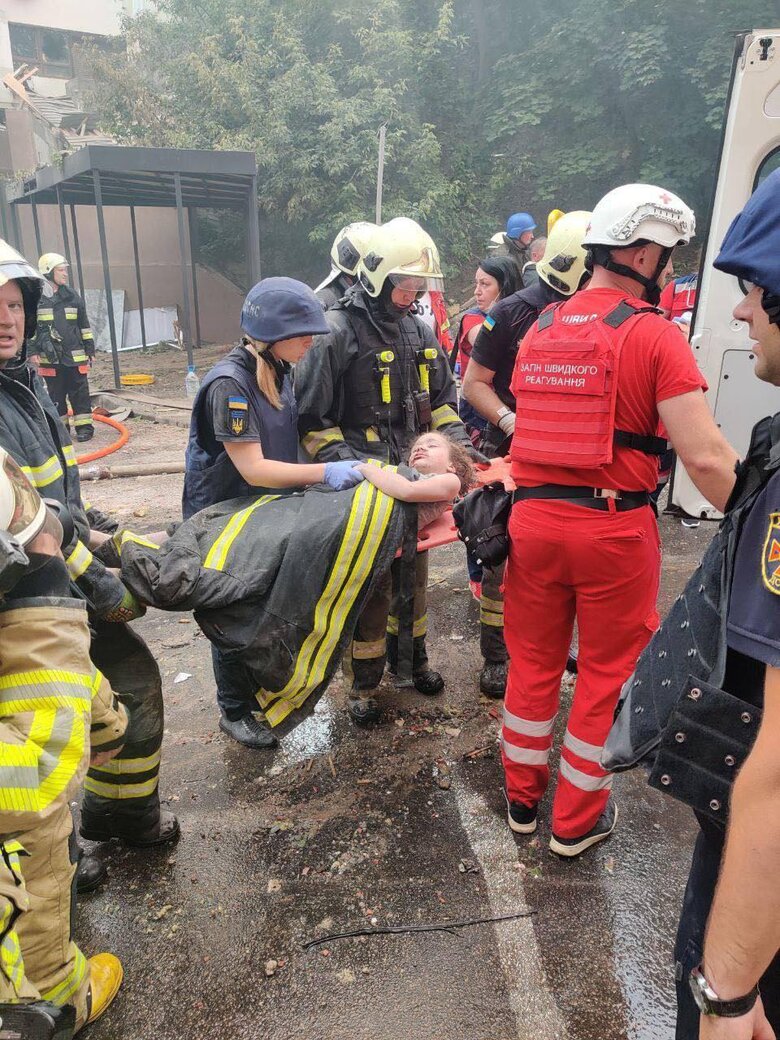 7-річну дівчинку дістали з-під завалів у Шевченківському районі Києва 01
