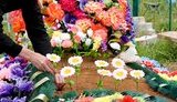 ПЦУ закликає не нести на цвинтар штучні квіти