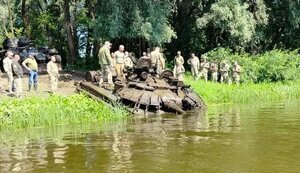 Из Десны вытащили российский танк, затопленный во время переправы в районе Шестовицы. После восстановления он станет в ряды ВСУ. ФОТО