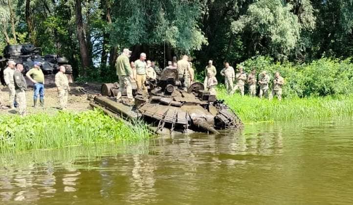 Из Десны вытащили российский танк, затопленный во время переправы в районе Шестовицы. После восстановления он станет в ряды ВСУ 03