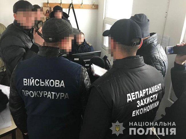Во время задержания пограничник на Закарпатье пытался съесть взятку, - Нацполиция 01