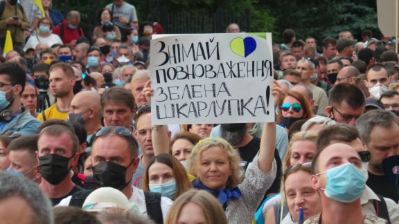 Под Офисом Зеленского в Киеве прошла акция протеста против условий прекращения огня на Донбассе 31