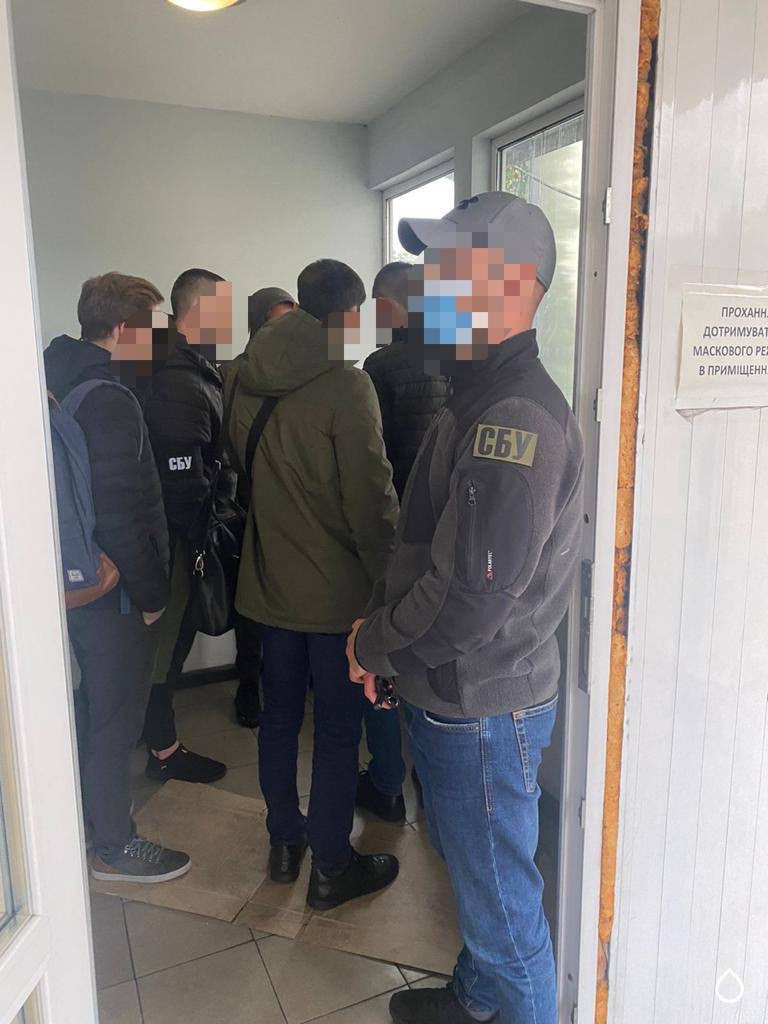 Схемы на Киевской таможне: Подакцизные товары под видом несопровождаемого багажа оформляли в Борисполе. Задержаны двое человек, сумма взятки - $5 тыс. 03