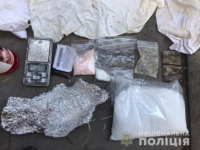 Чоловік облаштував у будинку в Глевасі лабораторію з виготовлення психотропних речовин, - поліція 02