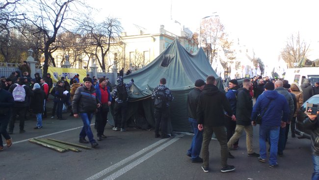 Митингующие против рынка земли установили под Радой палатки 12