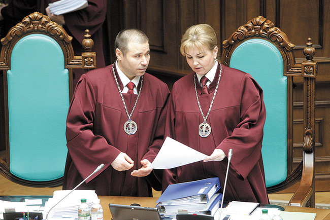 Що відомо про майно та звязки суддів Конституційного суду 01