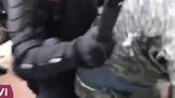 На протестах в Петербурге один из полицейских угрожал людям табельным оружием, силовики применяют шокеры и слезоточивый газ. ВИДЕО