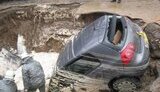 В Киеве провалился и утонул очередной автомобиль. ФОТОрепортаж.