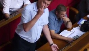 Экс-регионал, нардеп от "Оппоблока" Балицкий показал средний палец журналисту, снимавшему его "кнопкодавство". ВИДЕО