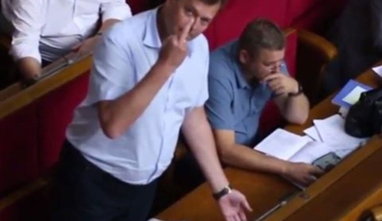 Экс-регионал, нардеп от "Оппоблока" Балицкий показал средний палец журналисту, снимавшему его "кнопкодавство". ВИДЕО