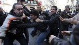 Следом за Тунисом вспыхнул Алжир: самосожжение повлекло протесты и бои с полицией. Горячий ФОТОрепортаж