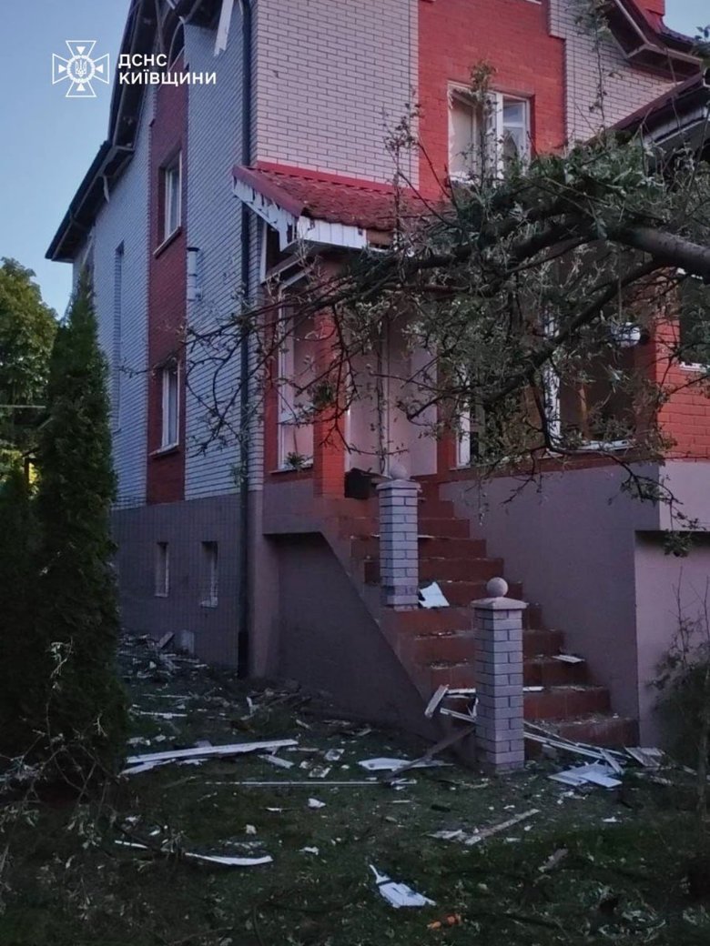 Унаслідок нічної атаки РФ на Київську область постраждали троє людей.