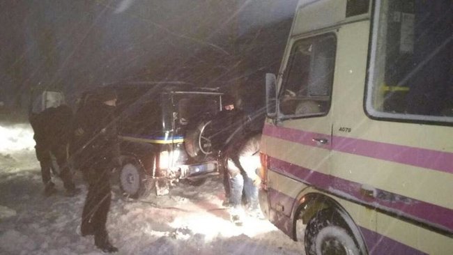 Нацполиция и ГСЧС мобилизованы для восстановления обесточенных электросетей и спасения автомобилей вследствие непогоды 03