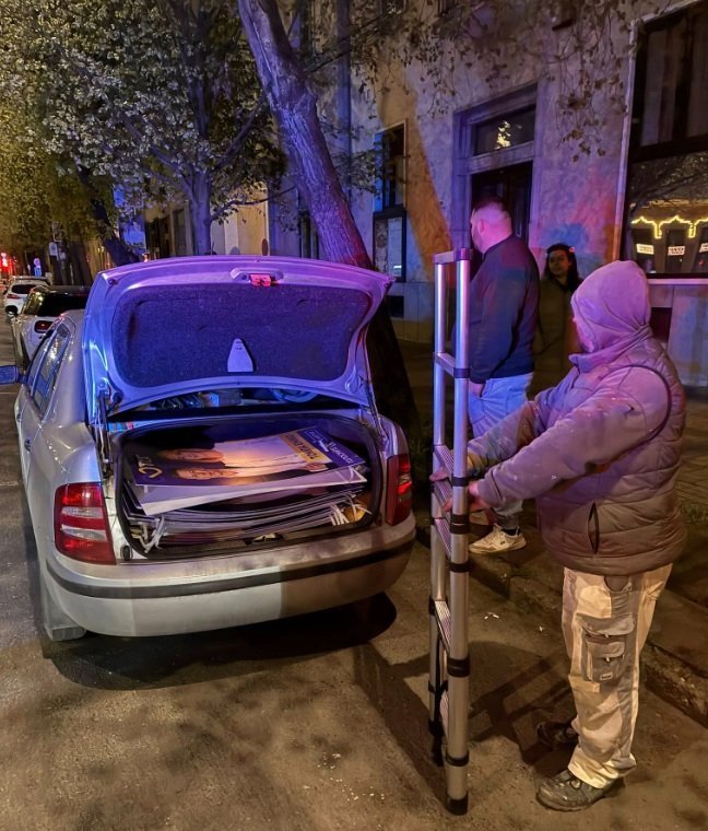 фейкові плакати партії 