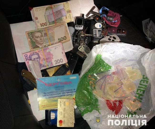 Нацполиция Днепропетровщины пресекла деятельность наркогруппировки, сбывавшей до 1,5 кг метамфетамина в неделю 04