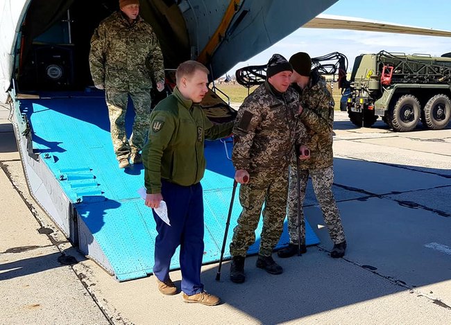 До Одеського військового госпіталю авіацією доставлено 10 поранених військовослужбовців, 1 з них у реанімації у важкому стані, - волонтер Танцюра 05