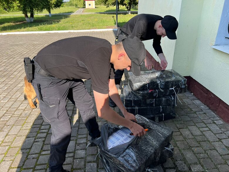 Прикордонники знайшли схему контрабанди цигарок до ЄС у вагонах з рудою