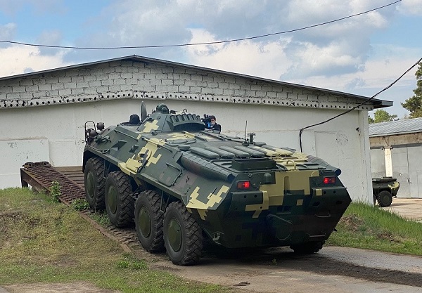 Киевский бронетанковый завод передал военным 9 отремонтированных БТР-80 04