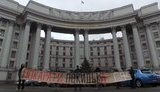 Активісти під МЗС вимагали "покарати покидька Філліпса" за наругу над могилою Бандери. ФОТОрепортаж