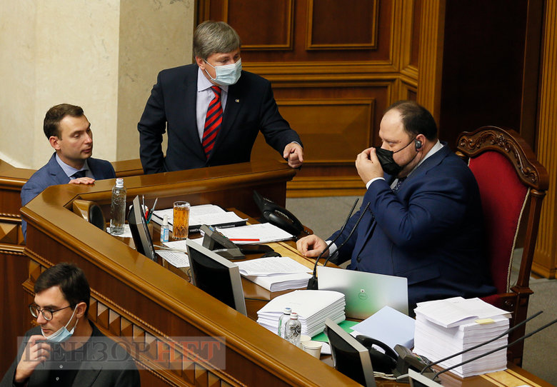 Блокирование трибуны, звонок Стефанчуку, Порошенко и Вирастюк, счастливый Тищенко и потрясенный Арахамия, - работа Рады 23 сентября 13