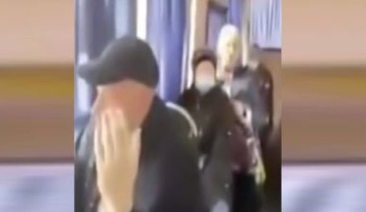 "Приехали сюда к нашему востоку! Жизни от вас нет! Вышла отсюда нах#й!" - у Слов'янську жінку вигнали з маршрутки за розмову українською мовою. ВIДЕО