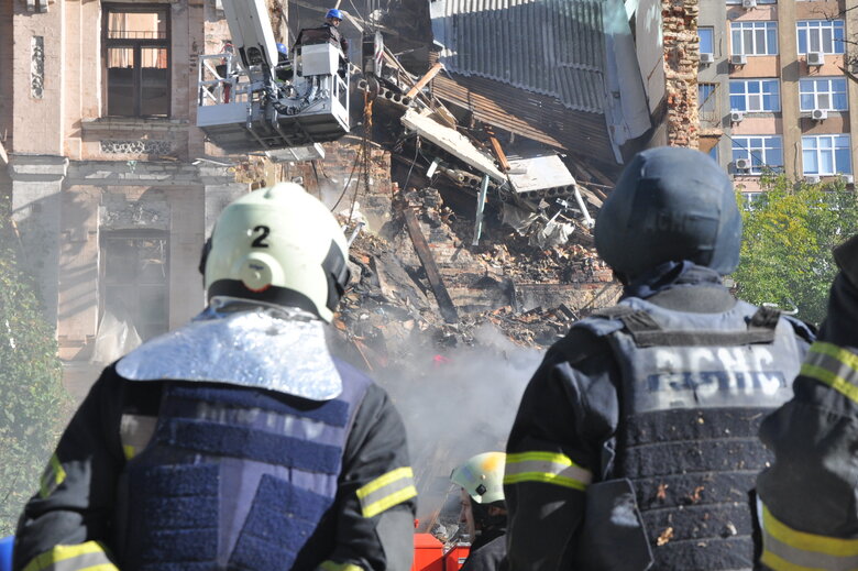 At site of kamikaze drone attack in Kyiv, rubble is being cleared 19