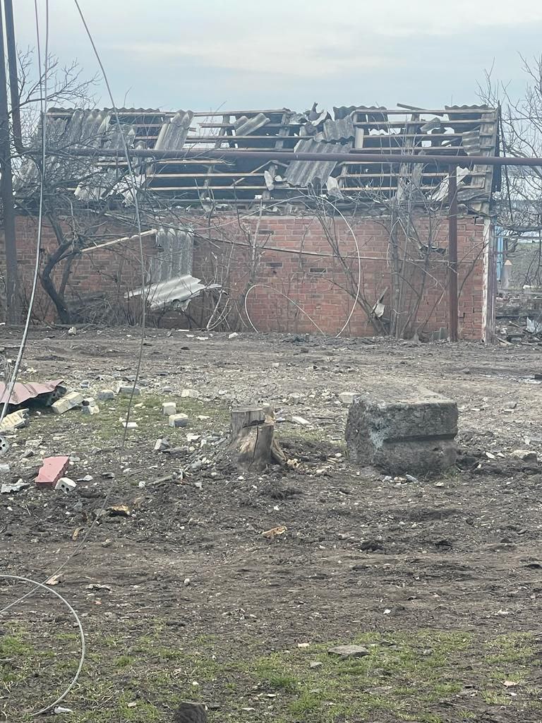 Доба на Донеччині: обстріли Костянтинівки касетними боєприпасами, у Курахівській громаді пошкоджено будівлю колонії, - ОВА 09