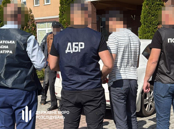 Customs officer in Zakarpattia detained for attempting to smuggle draft dodgers abroad