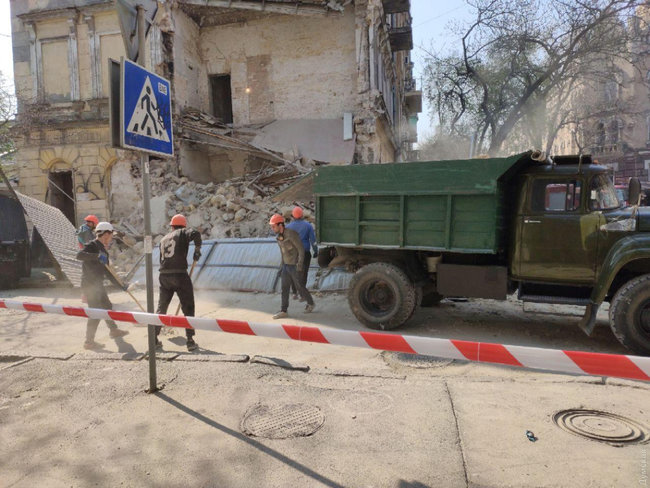 В центре Одессы обрушилась стена старинного дома 01