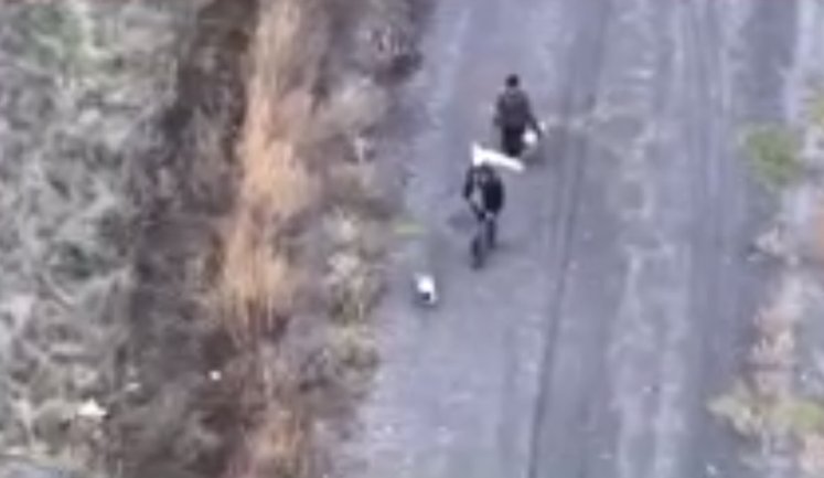 Рашисти вбили дроном двох цивільних, які йшли під білим прапором на Харківщині. ВIДЕО