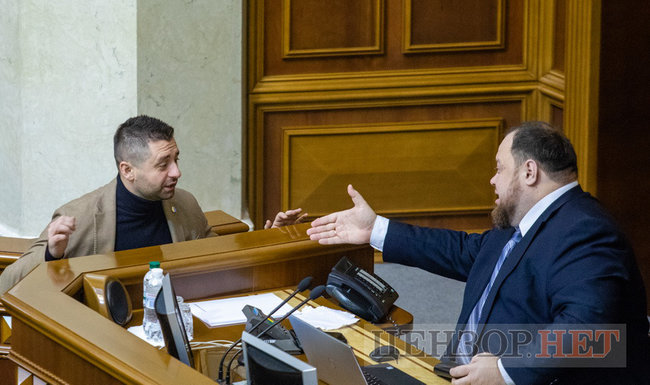 Вітальний поцілунок Стефанчука і Третьякової, замислена Тимошенко і розпростерті обійми Федини для Вятровича, - робота ВР 3 грудня 10
