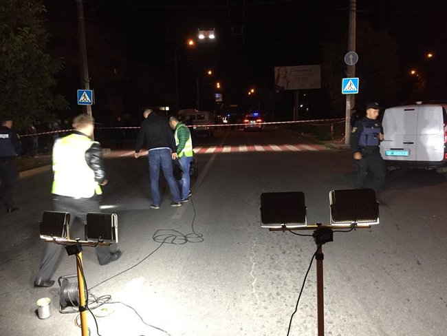 Патрульный автомобиль в Черновцах ночью сбил насмерть пешехода 05