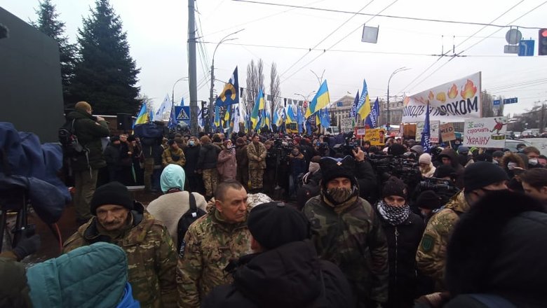 Беги, Вова, беги: Под судом, рассматривающим апелляции относительно меры пресечения для Порошенко, собрались митингующие 21